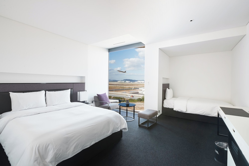Deluxe, Twin Beds, 1 Queen and 1 Single Bed, Airport View