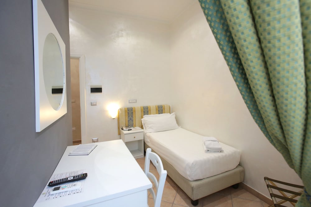 ROOM, SINGLE