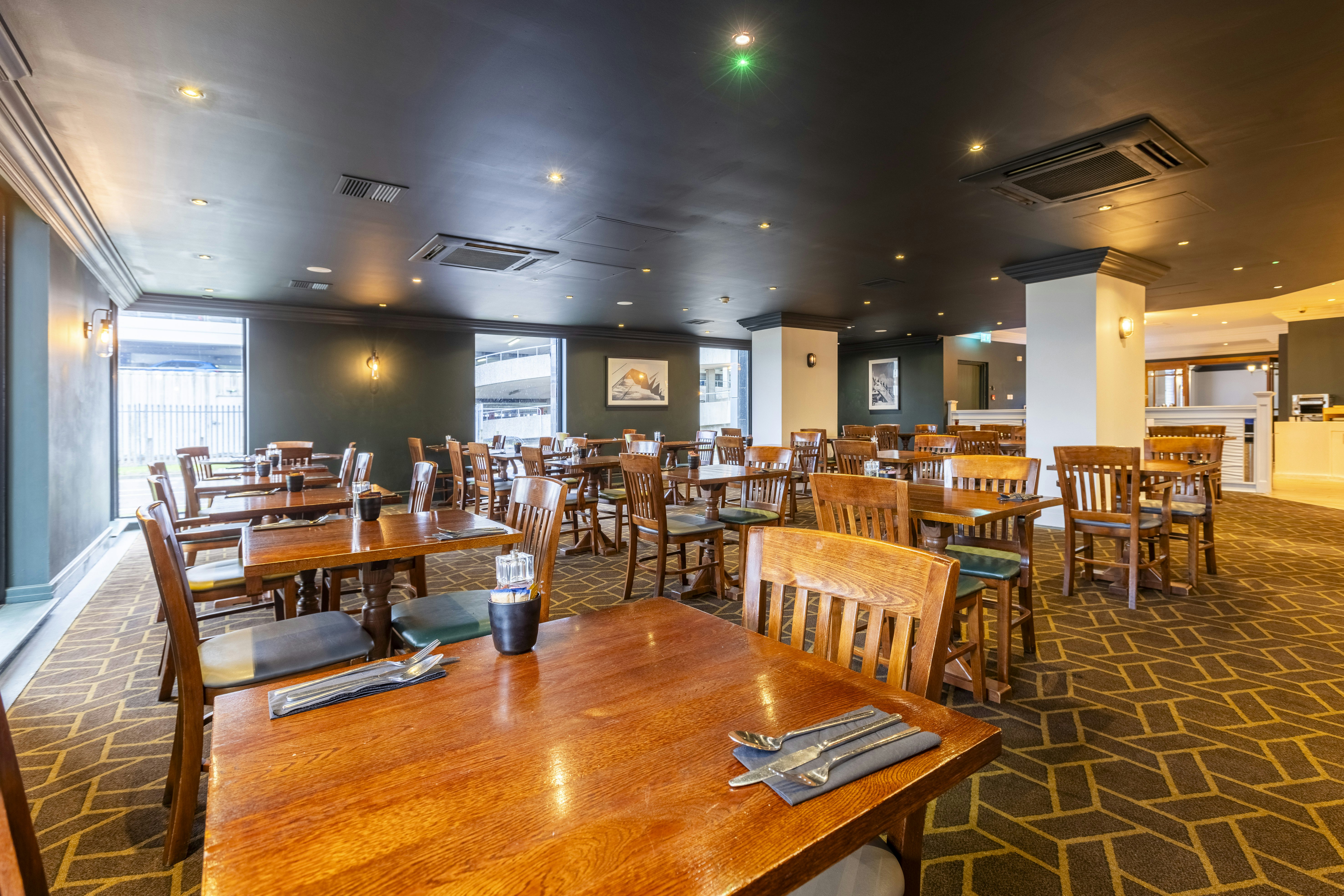 HOLIDAY INN GLASGOW AIRPORT 57/80