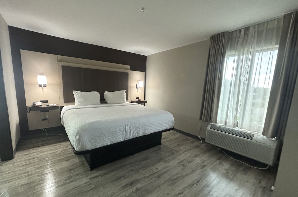 ROOM, KING BED