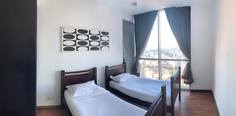 PRIVATE, TWIN BEDS, SHARED BATHROOM, NO WINDOW