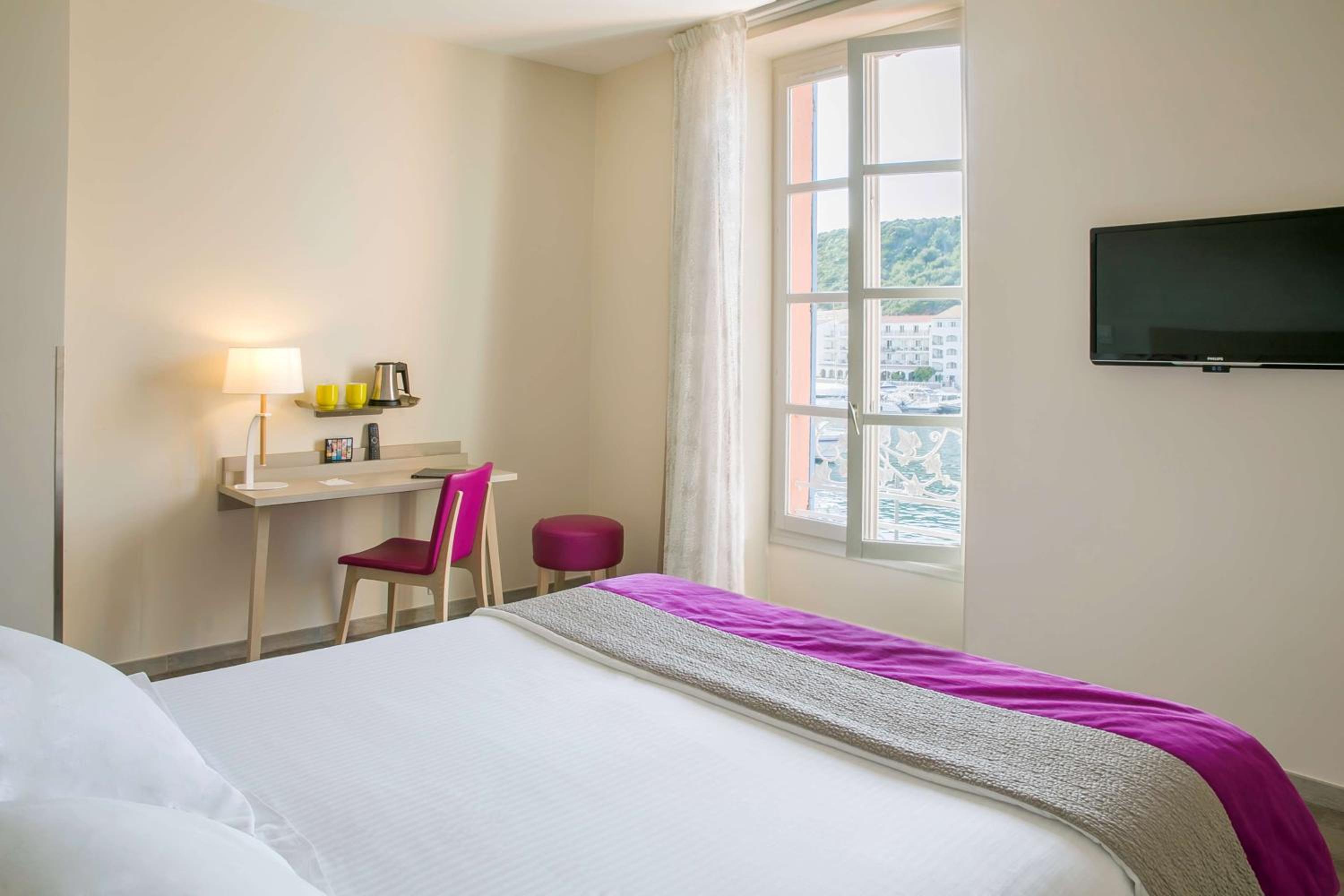غرفة سوبيريور بسرير مزدوج بإطلالة على المرفأ، Best Western Hotel Du Roy D'aragon 3/9