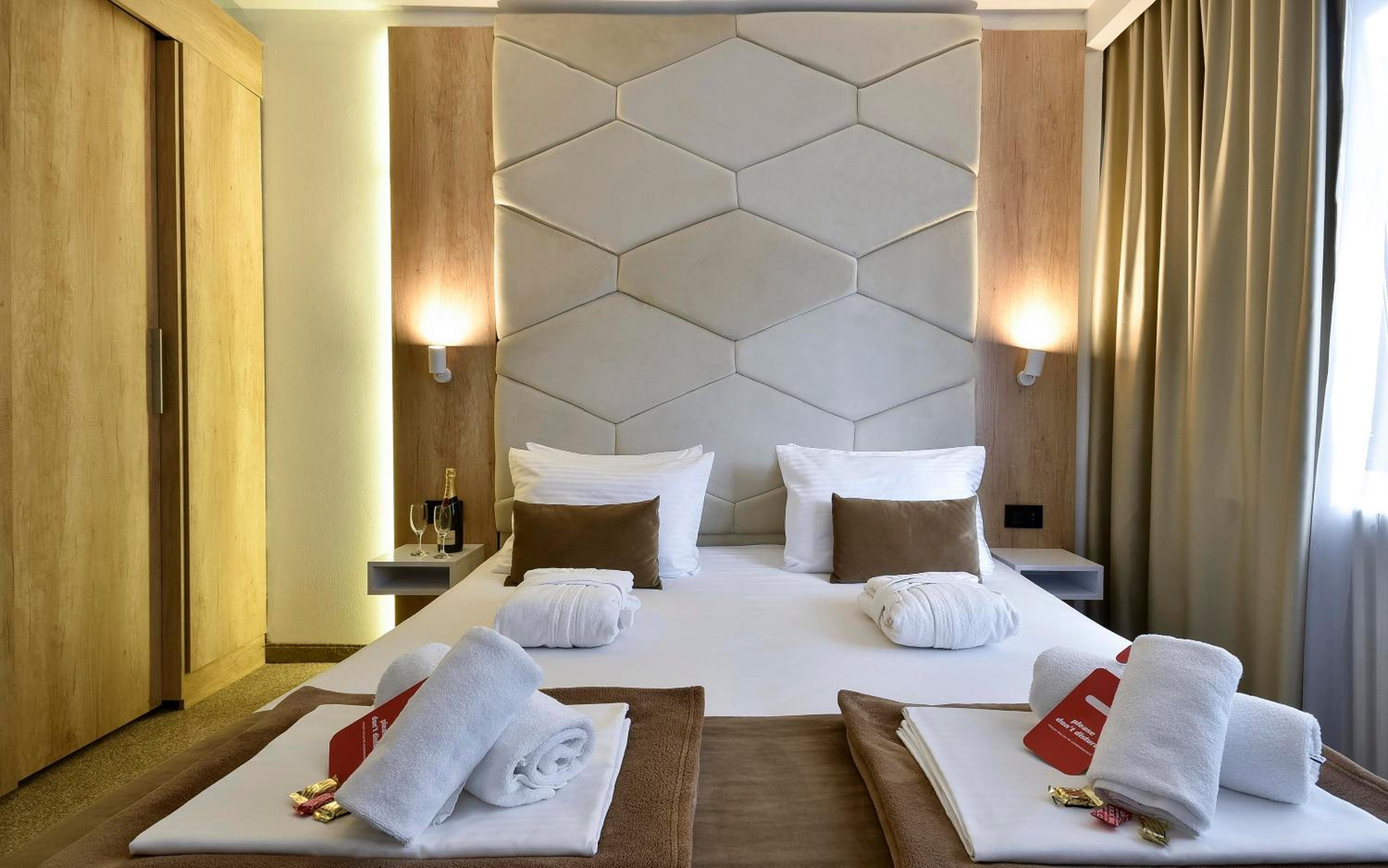 Standard, Queen Bed