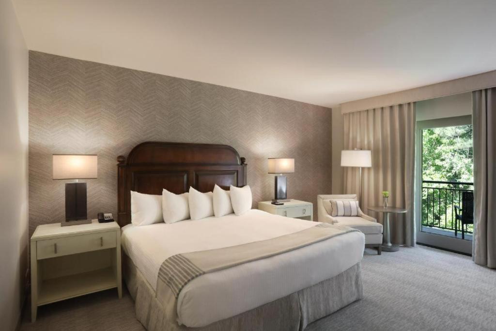 Spa, Lodge, King Bed, Lake View