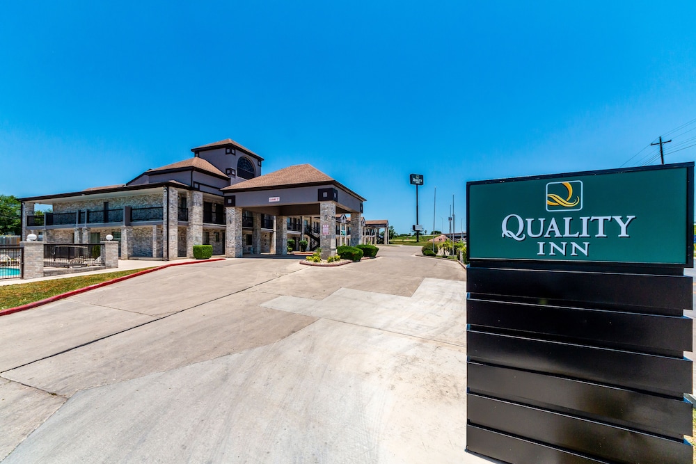 Quality Inn I-10 East near Frost Bank Center photo1