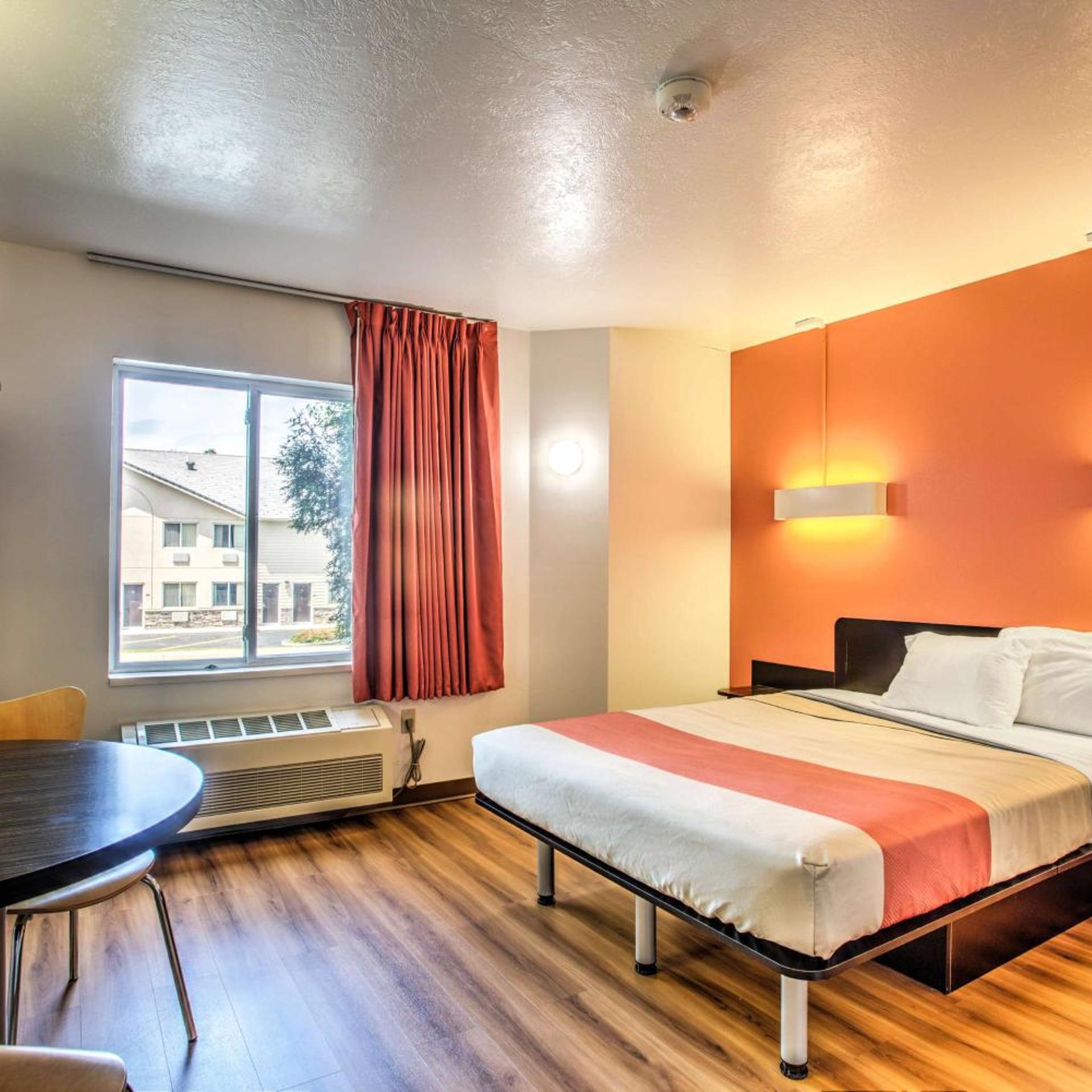 1 Queen Bed - Non-Smoking, Micfridge