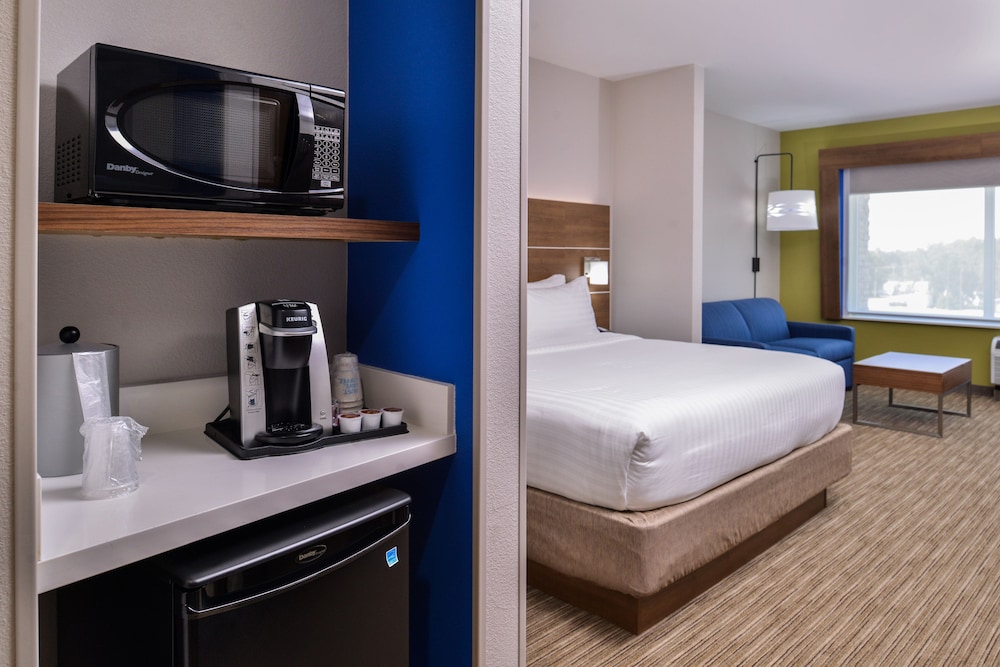 Holiday Inn Express Suites Siloam Springs 16/57