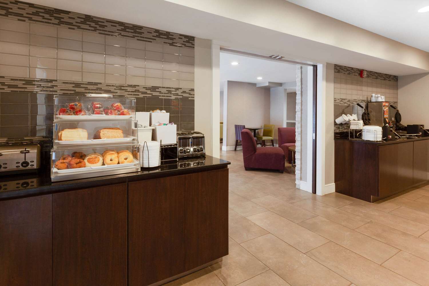La Quinta Inn & Suites by Wyndham Detroit Utica 10/49