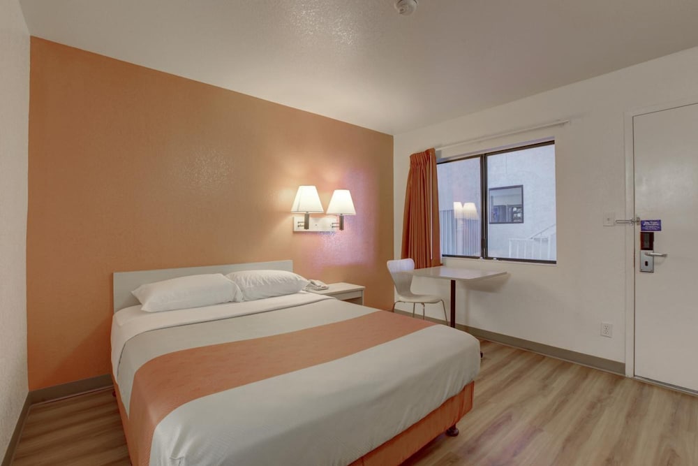 Motel6 Corona, CA - Norco 34/70