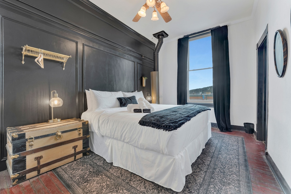2 ROOMS, SUITE, KING BED