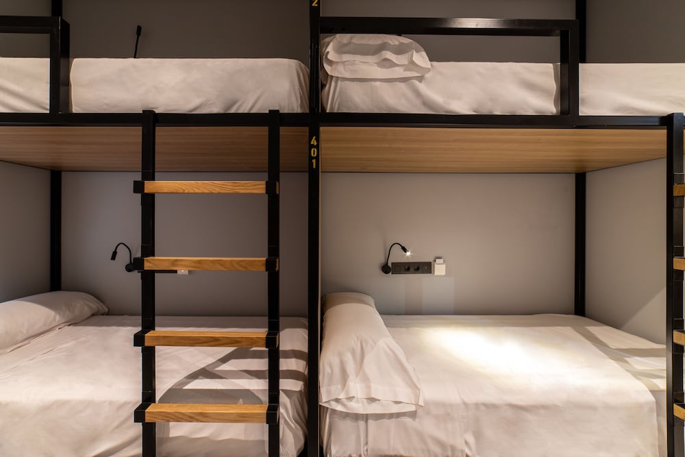 ROOM, 8 BEDS, ADULT ONLY