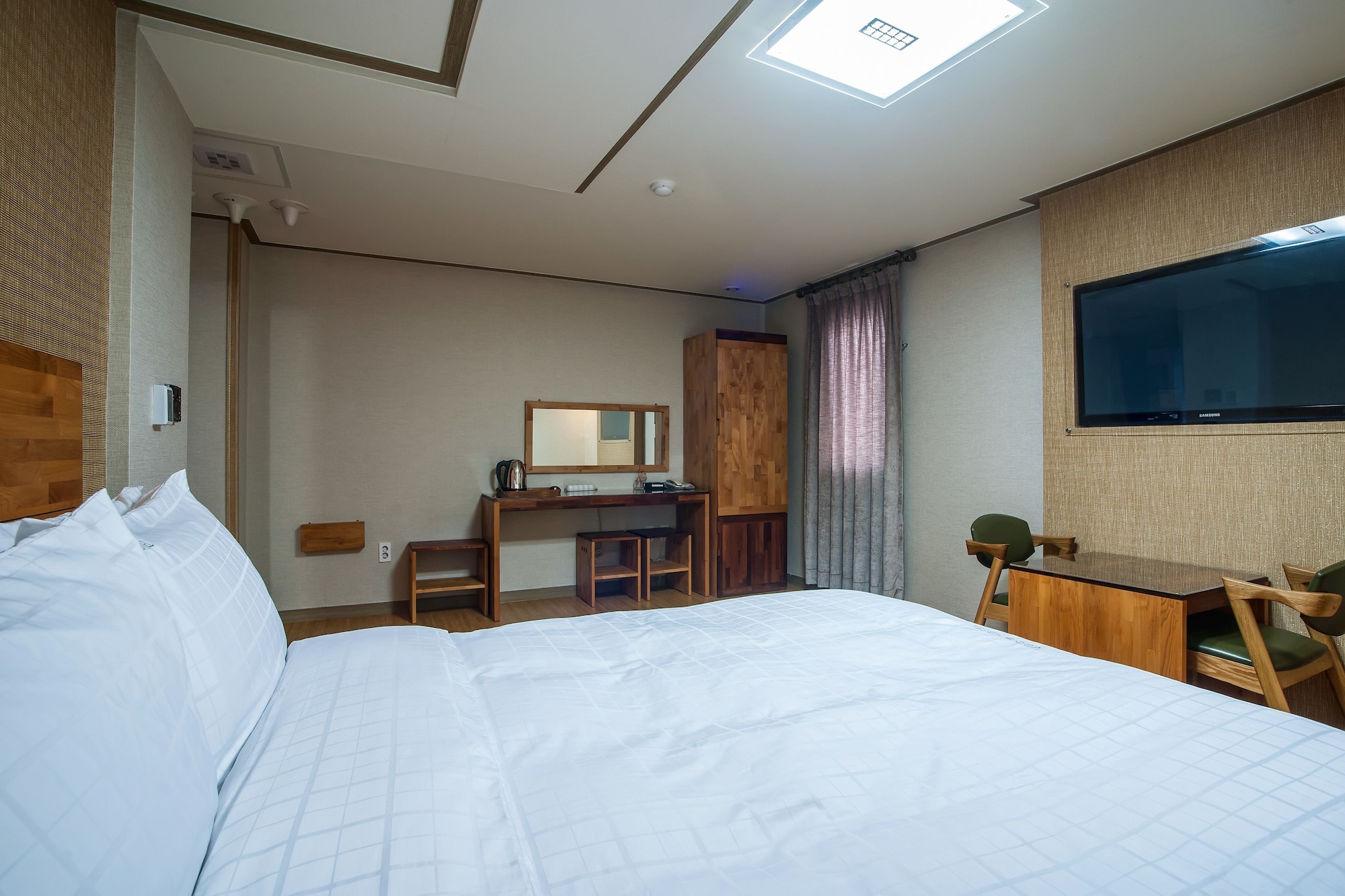 ROOM, DOUBLE BED