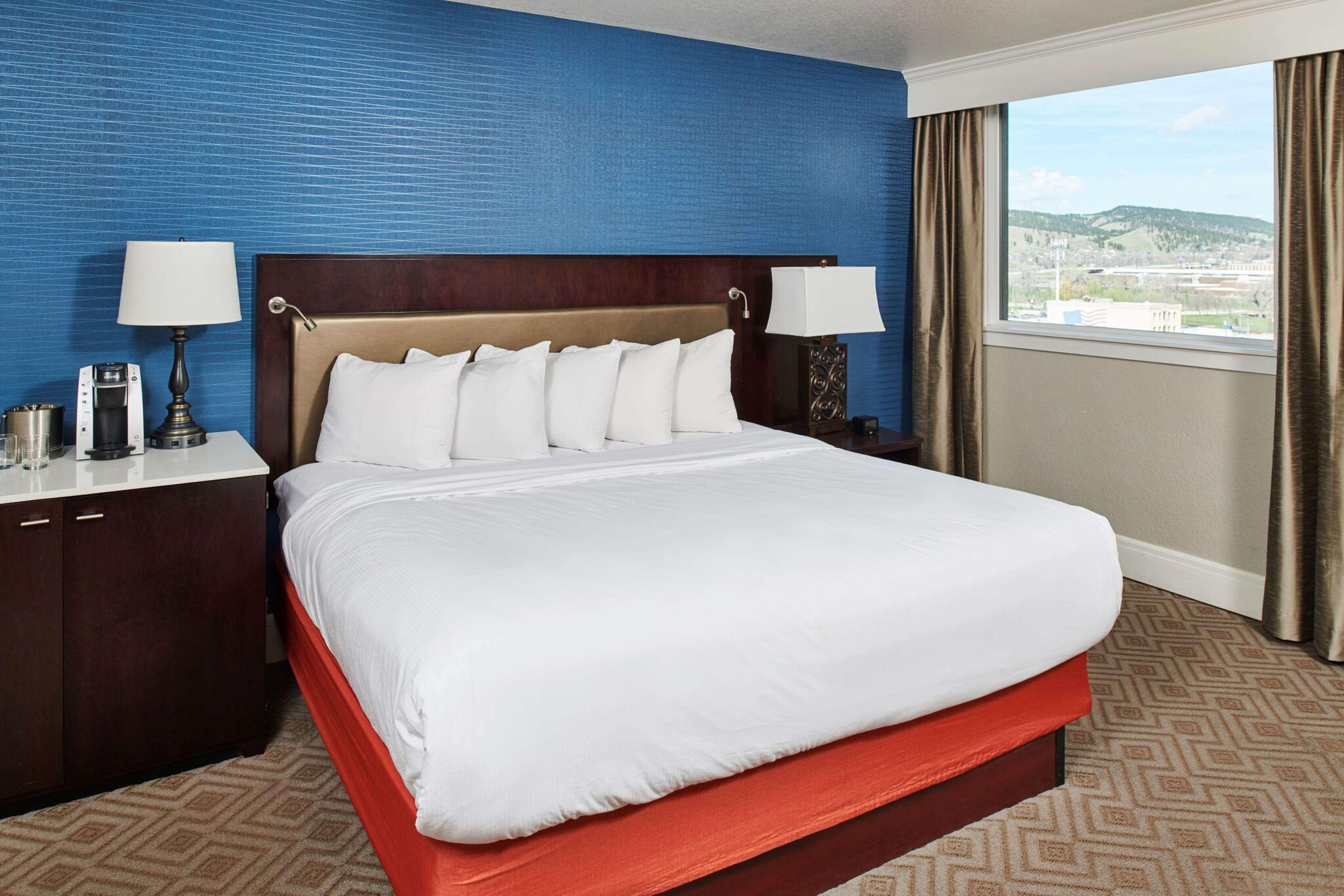 غرفة بسرير كينج لذوي الإعاقة، Hotel Alex Johnson Rapid City Curio Collection By Hilton 2/6