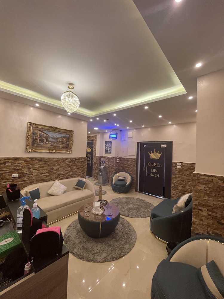 Three Giza Pyramids Inn 50/65