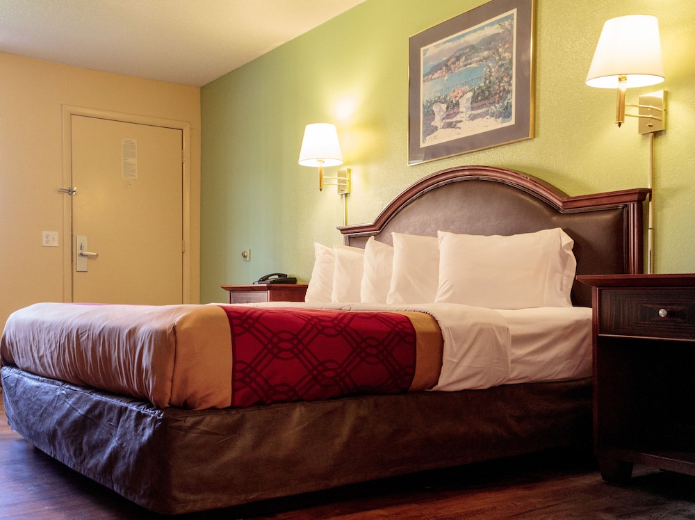 Econo Lodge Pryor 28/58