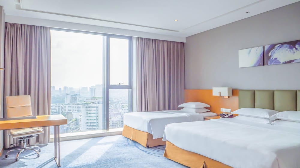 Holiday Inn Neijiang Riverside 24/81