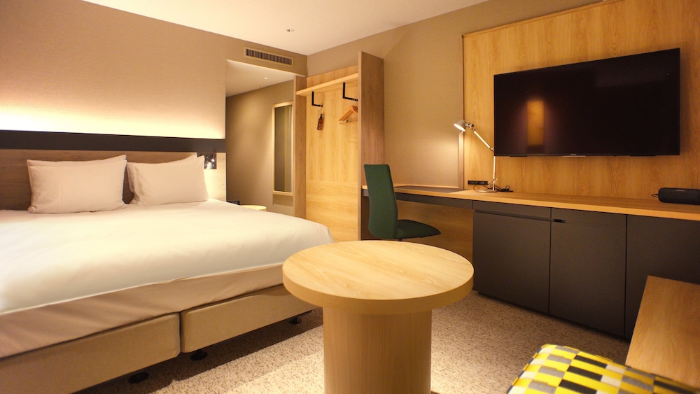 Standard, Queen Bed, Middle Floor