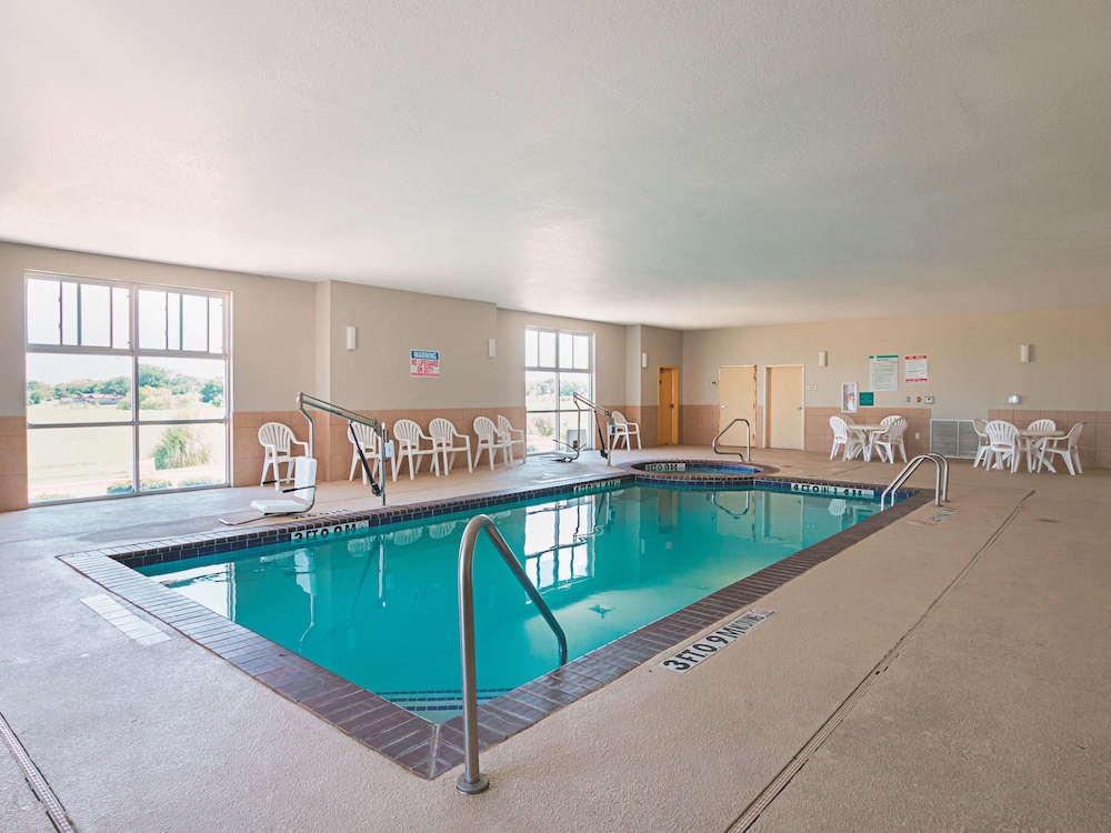 La Quinta Inn & Suites by Wyndham Ft. Worth - Forest Hill TX 7/49