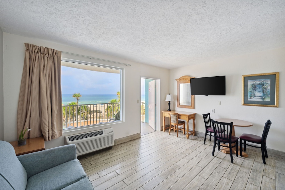 Holiday Terrace Beachfront Hotel, a By The Sea Resort 31/50