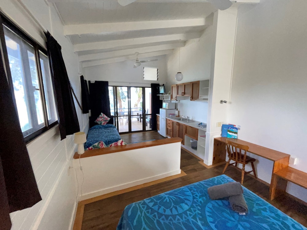 Aroa Beachside Inn 7/47
