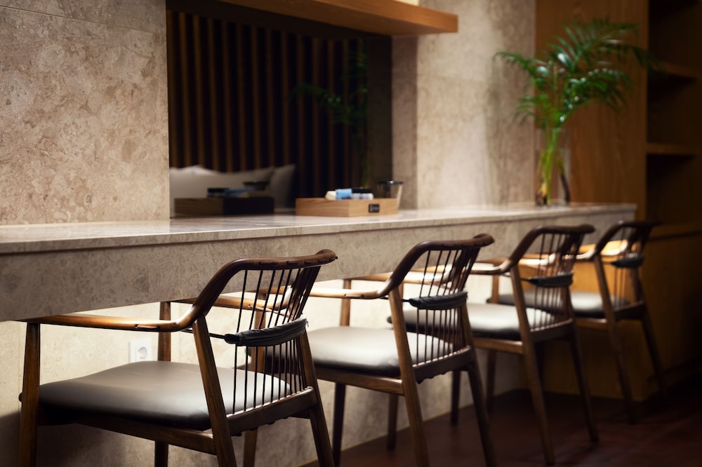Bentley Hotel Chungjang 28/38