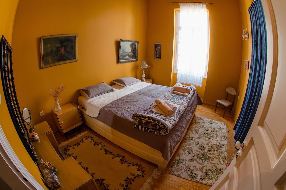 ROOM, DOUBLE BED