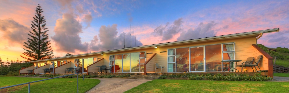 Islander Lodge Apartments 2/24