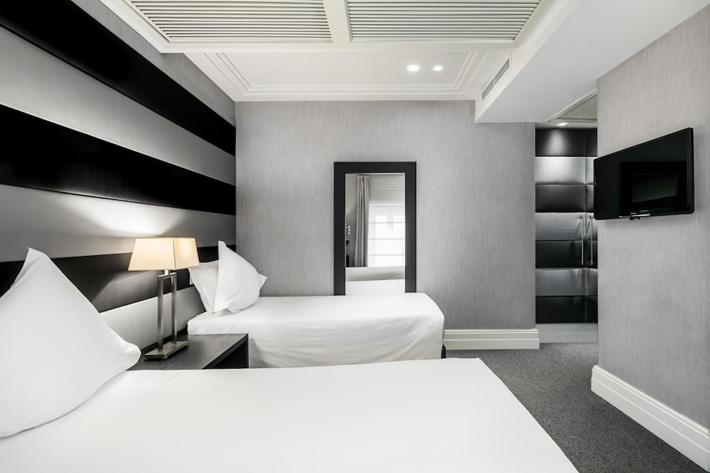 Hotel Mancino 12 9/32