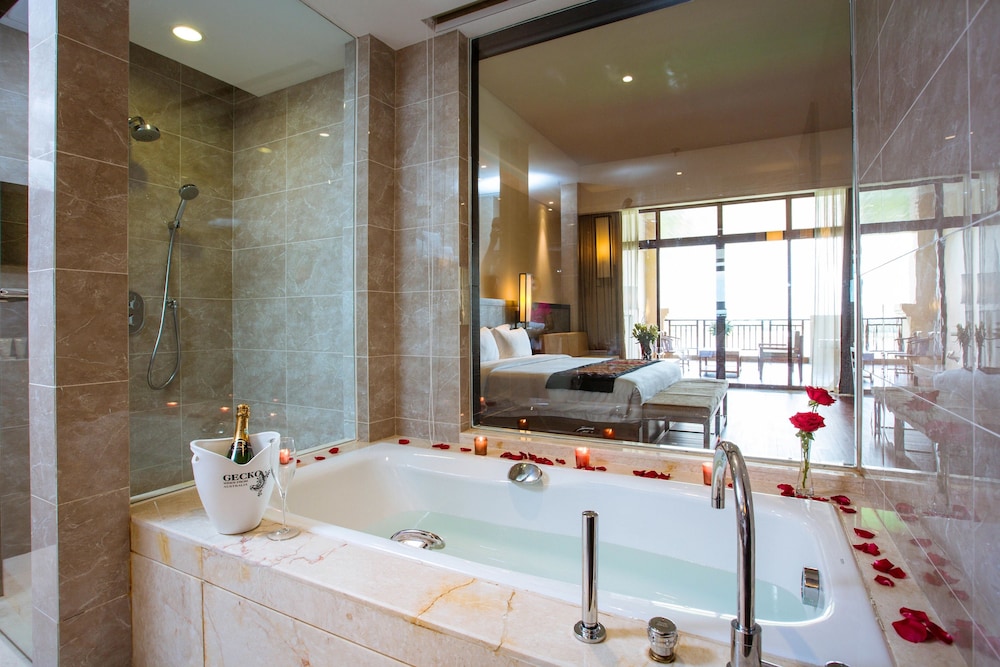 Landmark Mekong Riverside Hotel 42/44