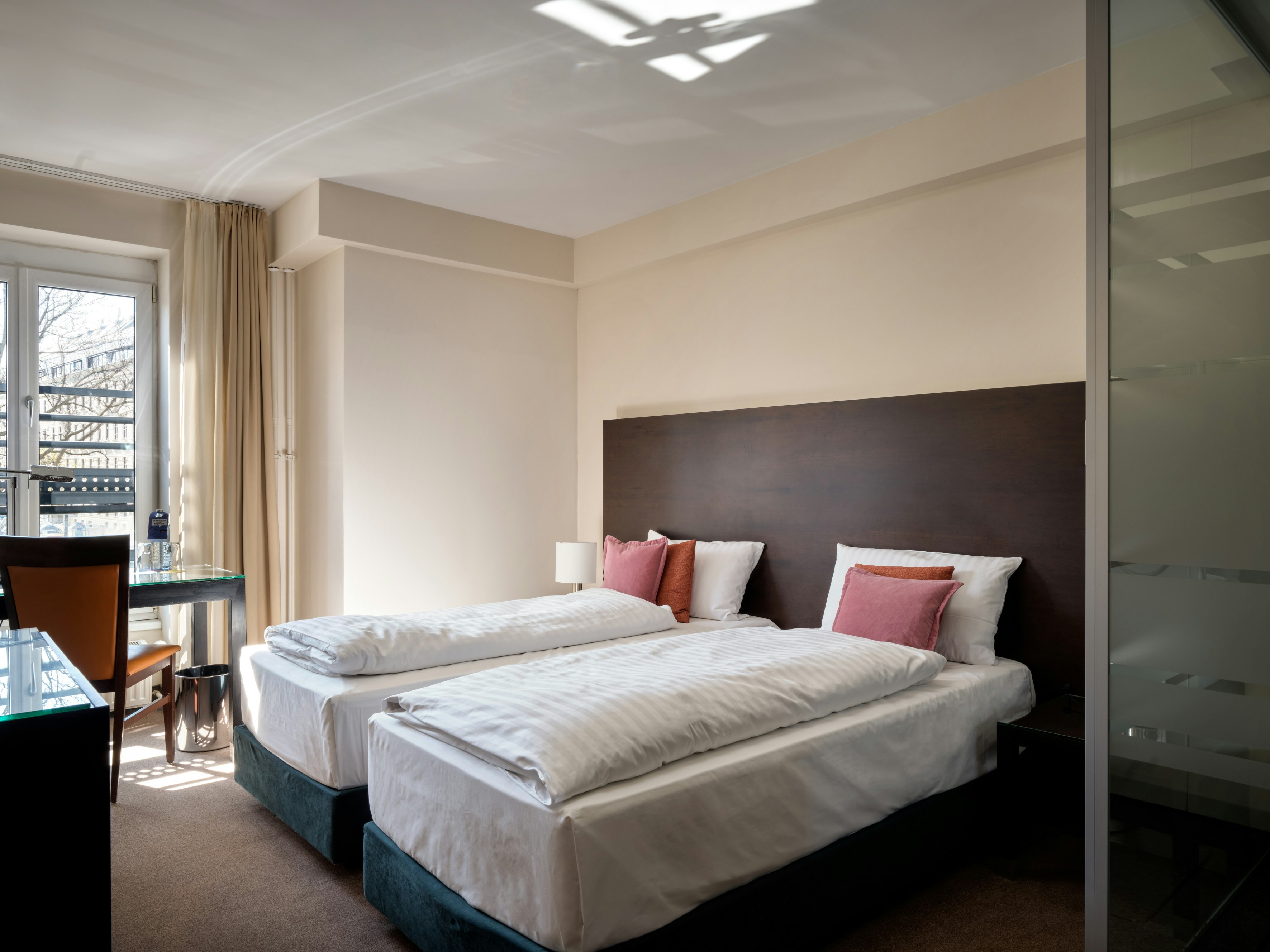 COMFORT, TWIN BEDS