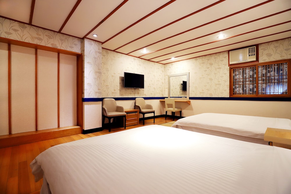 Gorgeous Hot Spring Resort 25/50