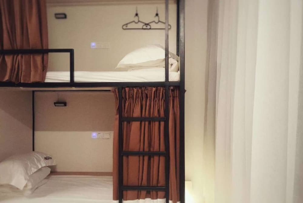 Houselet Hostel 8/40
