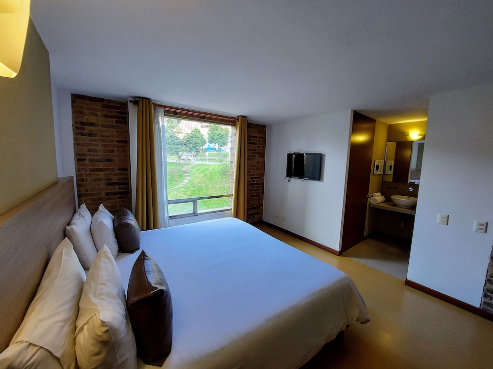 GRAND, SUITE