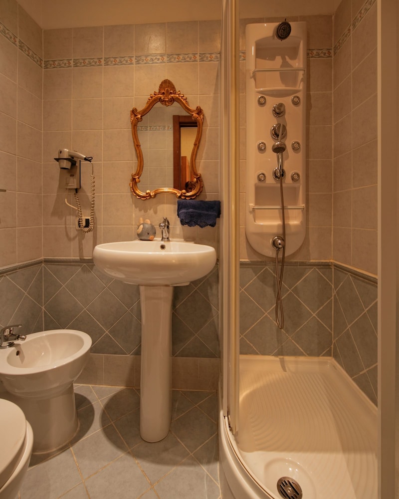 Vatican Holiday Hotel 33/36