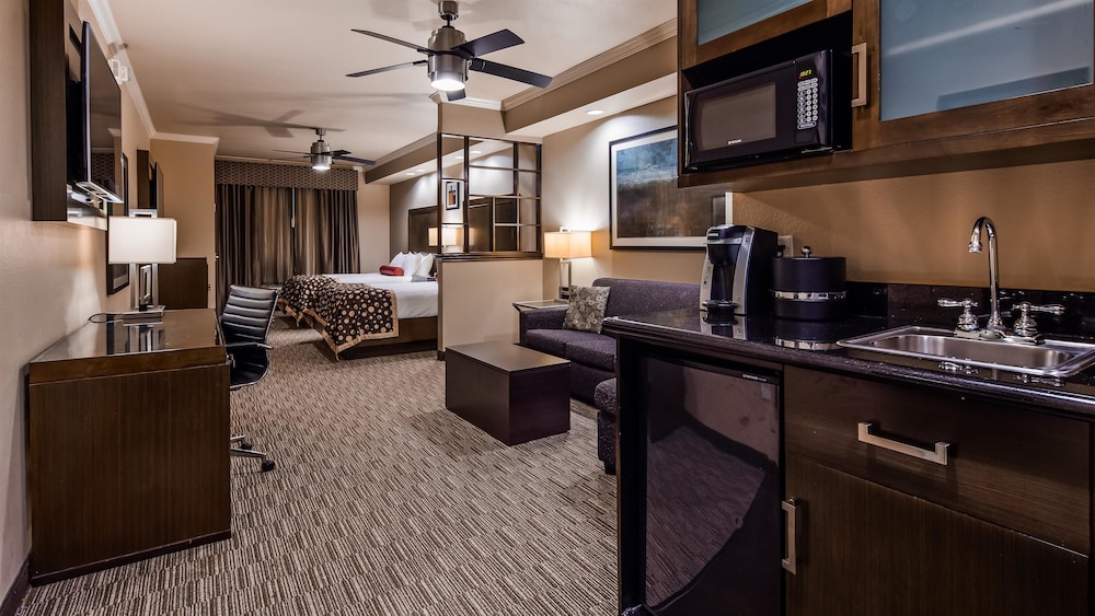 Best Western Premier Crown Chase Inn and Suites 47/70