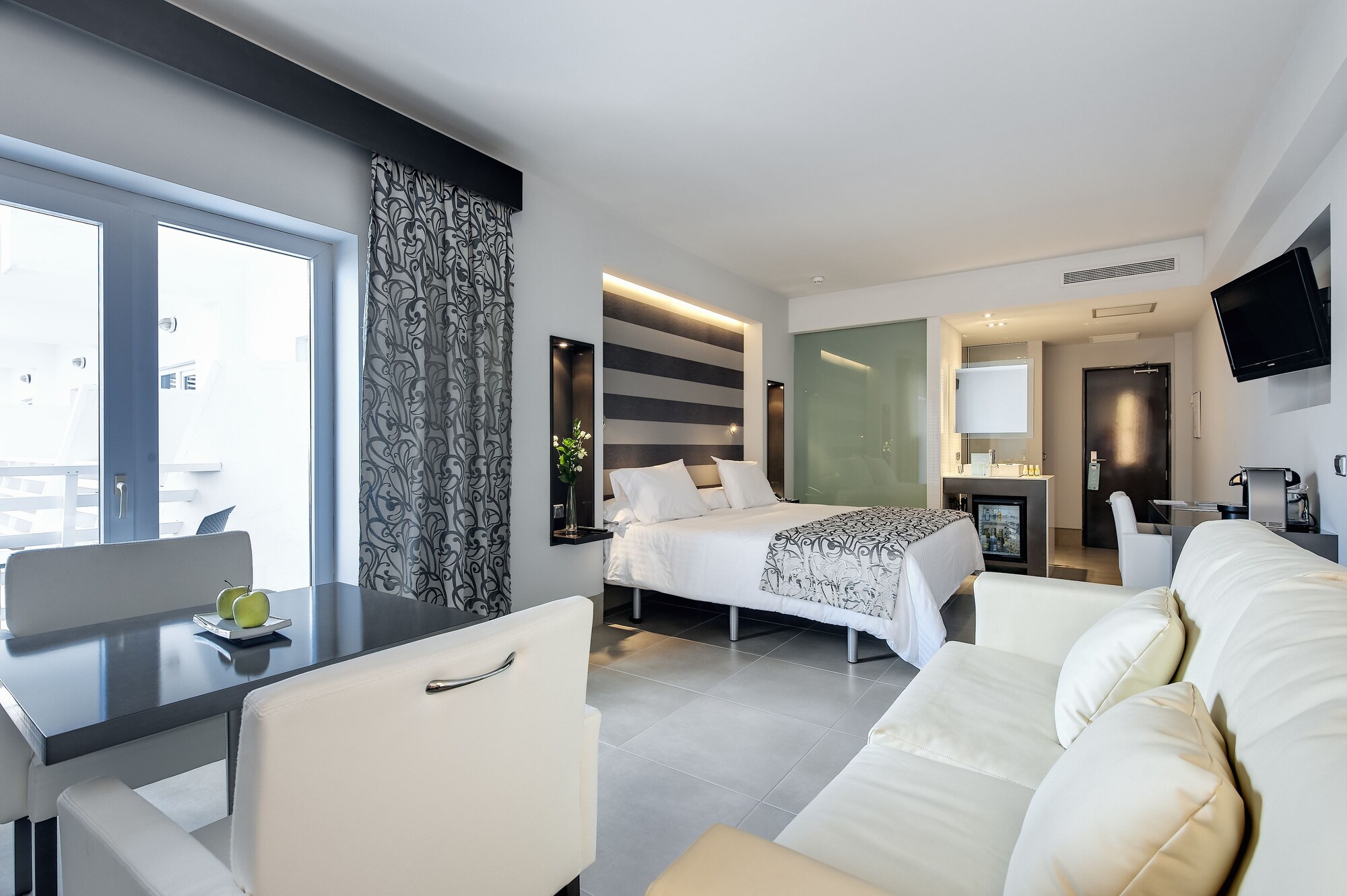 Junior Suite, King Bed, Sea View, Barcelo Hamilton Menorca - Adults Only 2/3