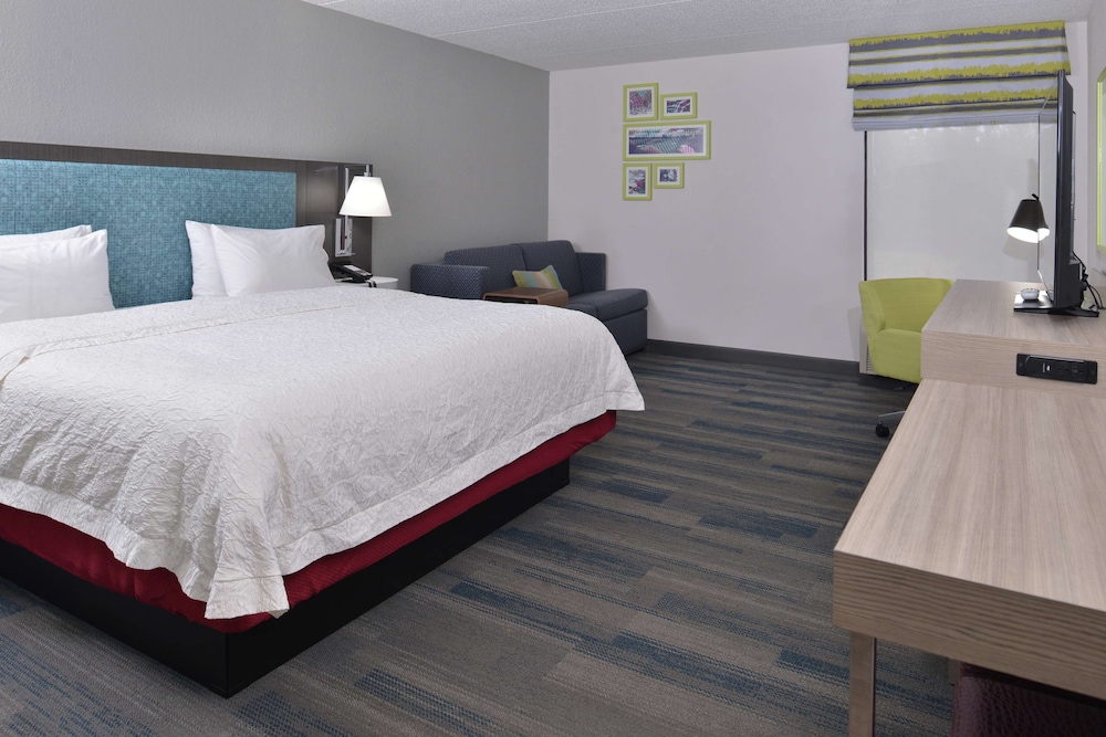 غرفة بسرير كينج مع أريكة، Hampton Inn Greenville, AL 3/5