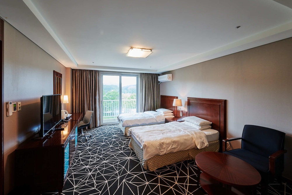 Adonis Hotel 11/58