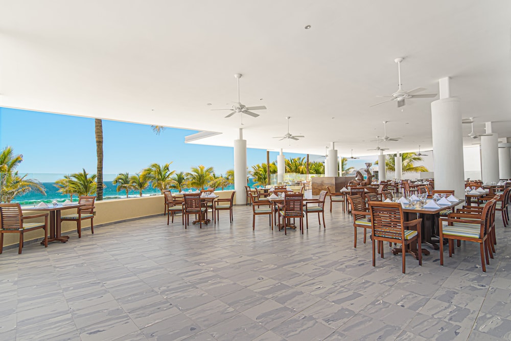 GR Solaris Lighthouse Los Cabos 67/73