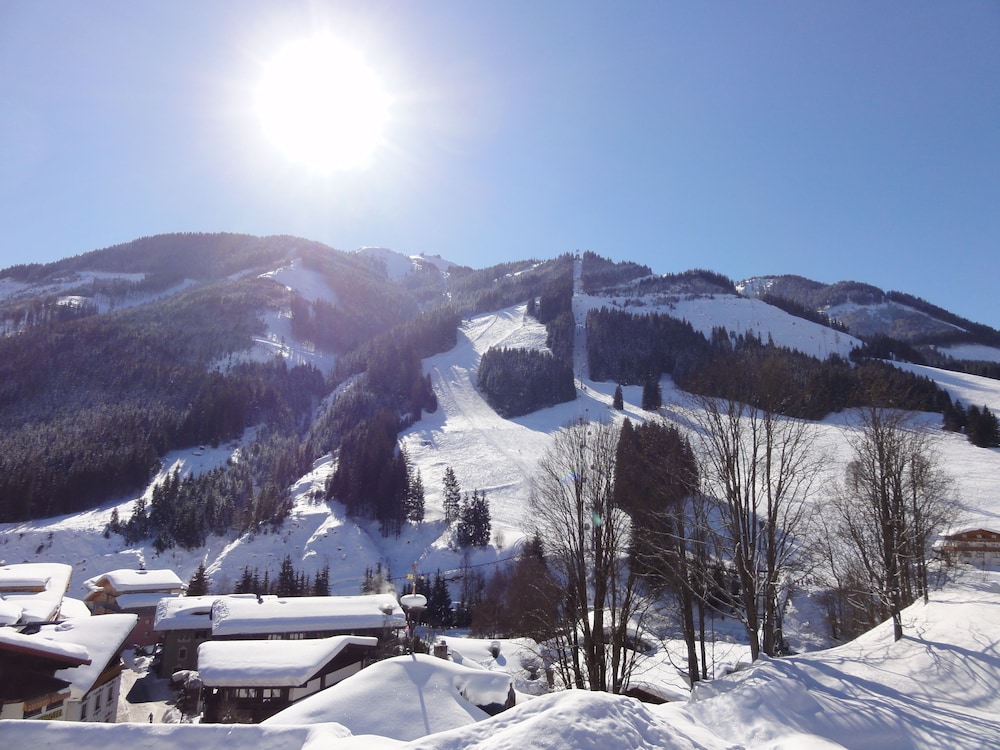 HOTEL SAALBACHER HOF 66/73