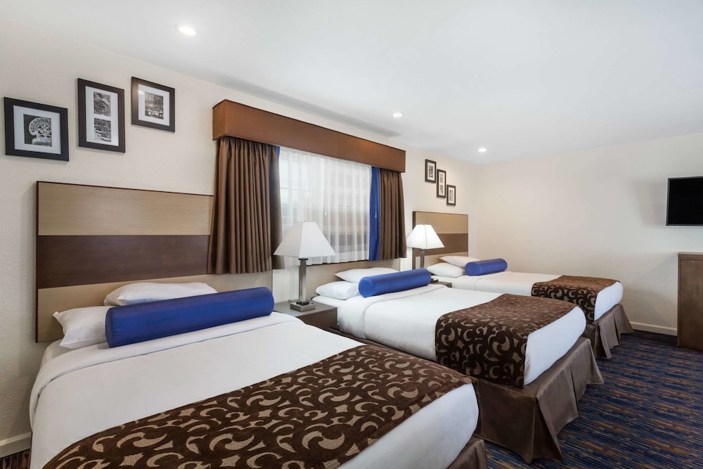 Howard Johnson By Wyndham Berkeley 10/17