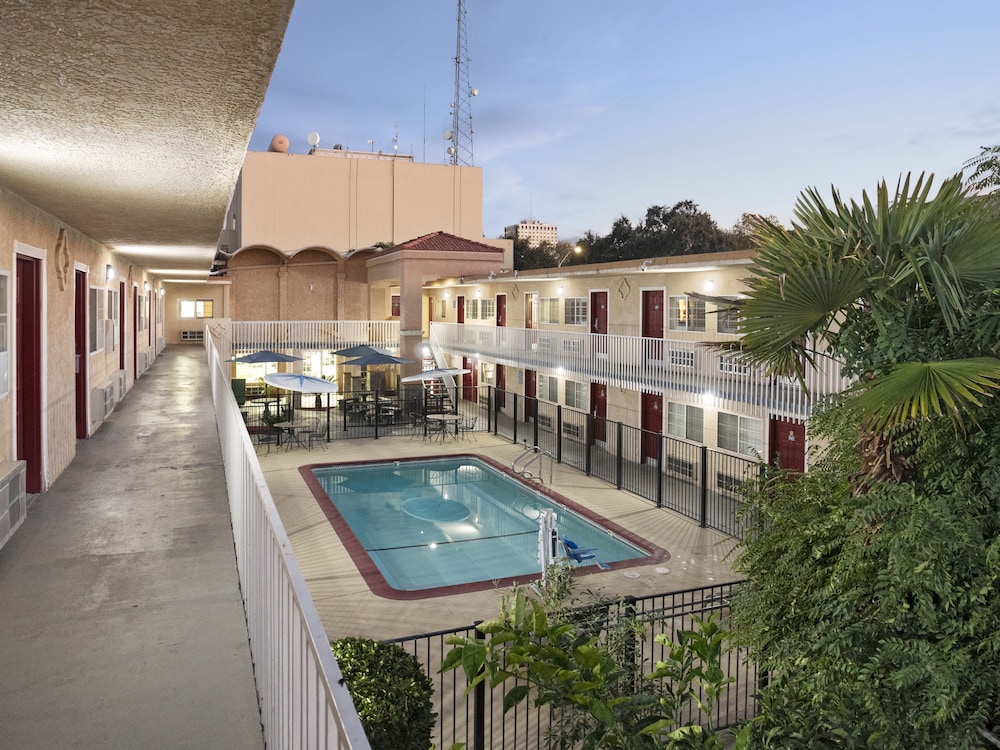 Dream Inn Fresno 42/50