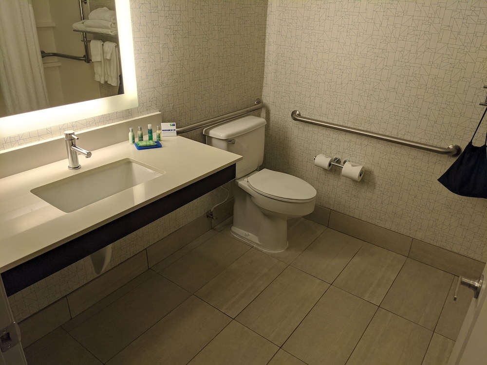HOLIDAY INN EXPRESS NEWBERG - WINE COUNTRY 17/60