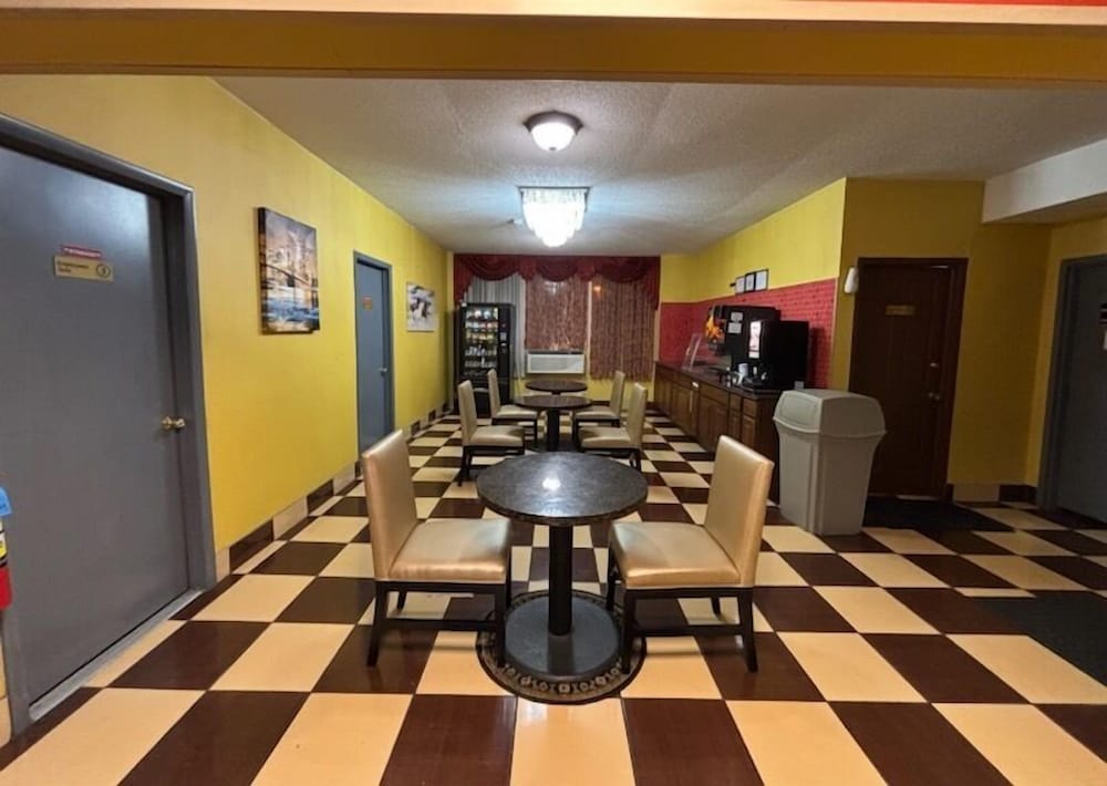 Townhouse Inn &amp; Suites 16/25