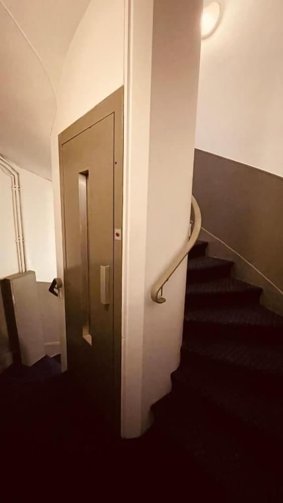 Jeff Hotel 39/60