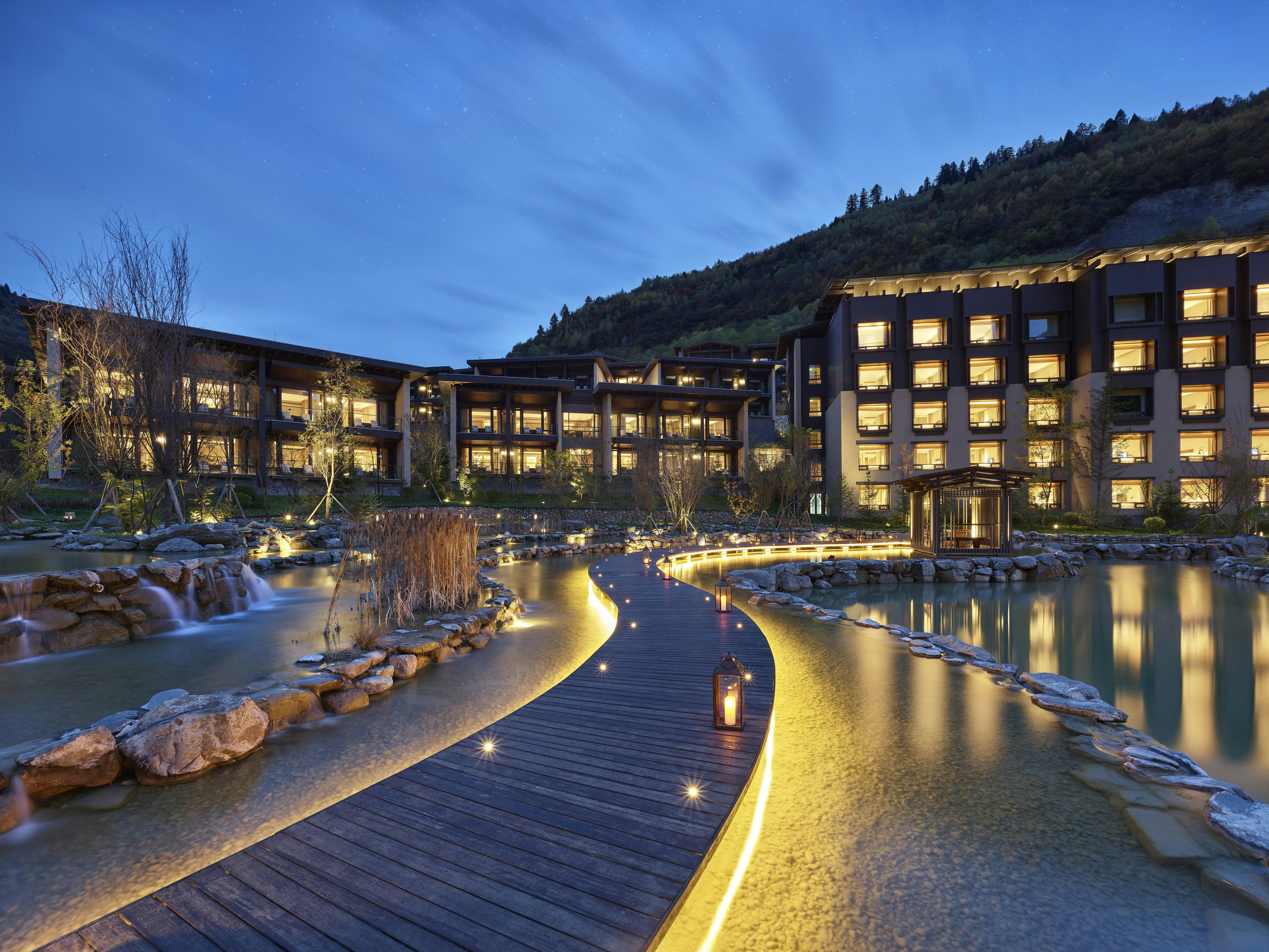 Hilton Jiuzhaigou Resort 24/32