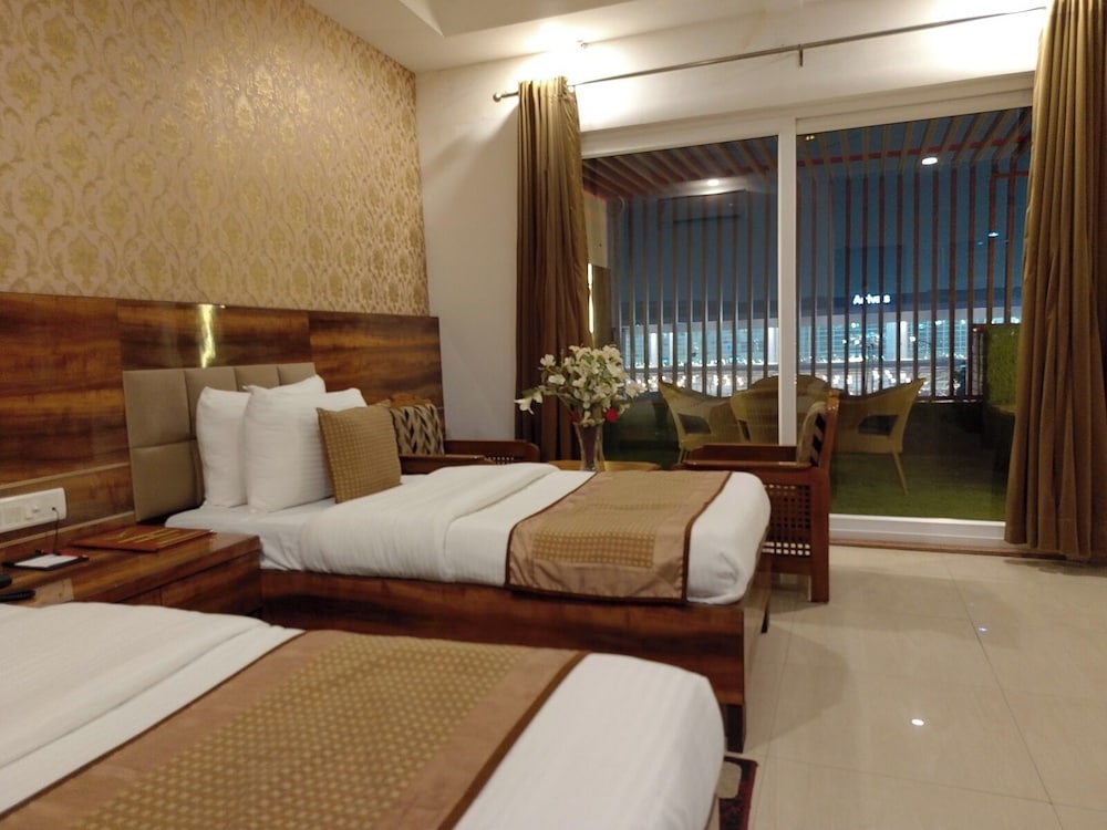 AIRPORT HOTEL. 37/56