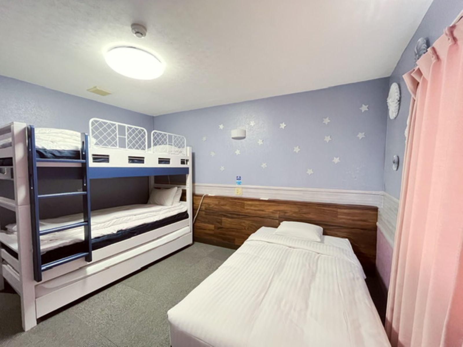 Room, Quadruple