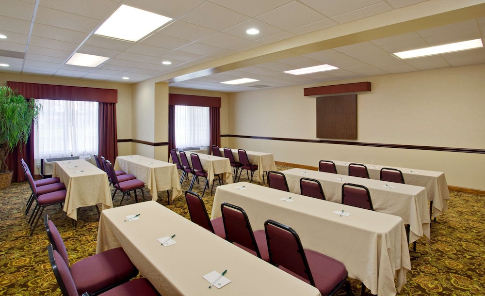 Country Inn and Suites By Radisson Goldsboro Nc 18/24