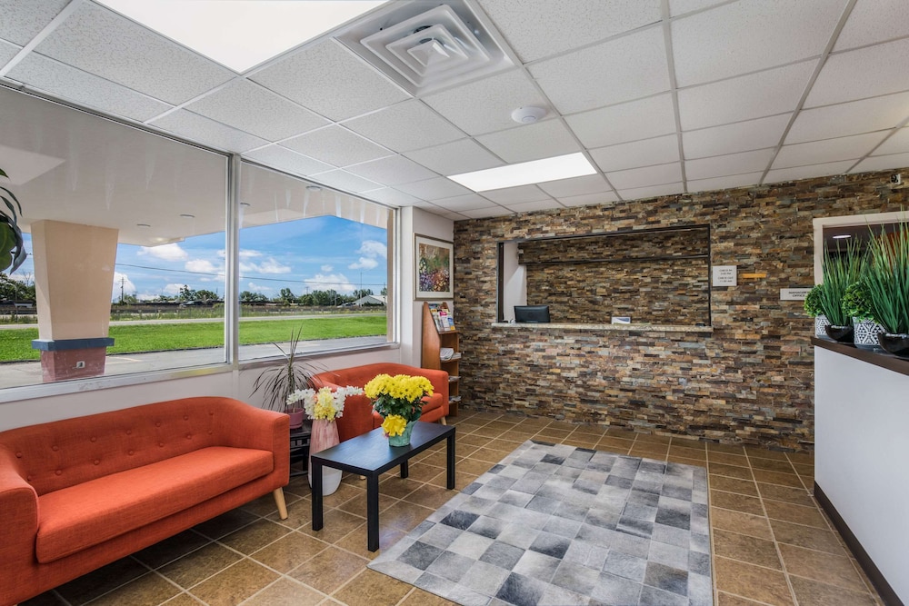 Econo Lodge Neenah 30/43